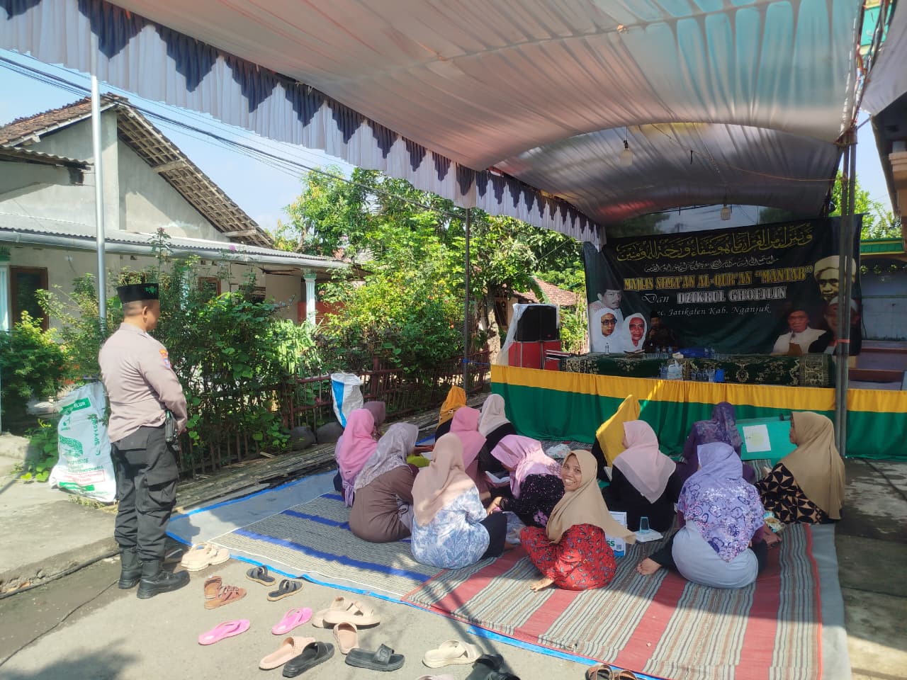 Anggota Polsek Jatikalen Laksanakan Pengamanan Semaan Alqur’an dan Dzikrul Ghofilin