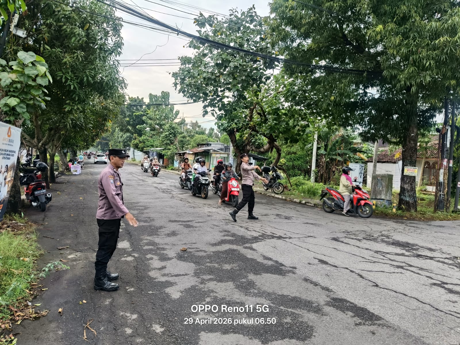 Wujud Pelayanan Masyarakat, Polsek Nganjuk Kota Gelar Sapa Pagi dan Gatur Lalin Bantu Penyebrangan Warga