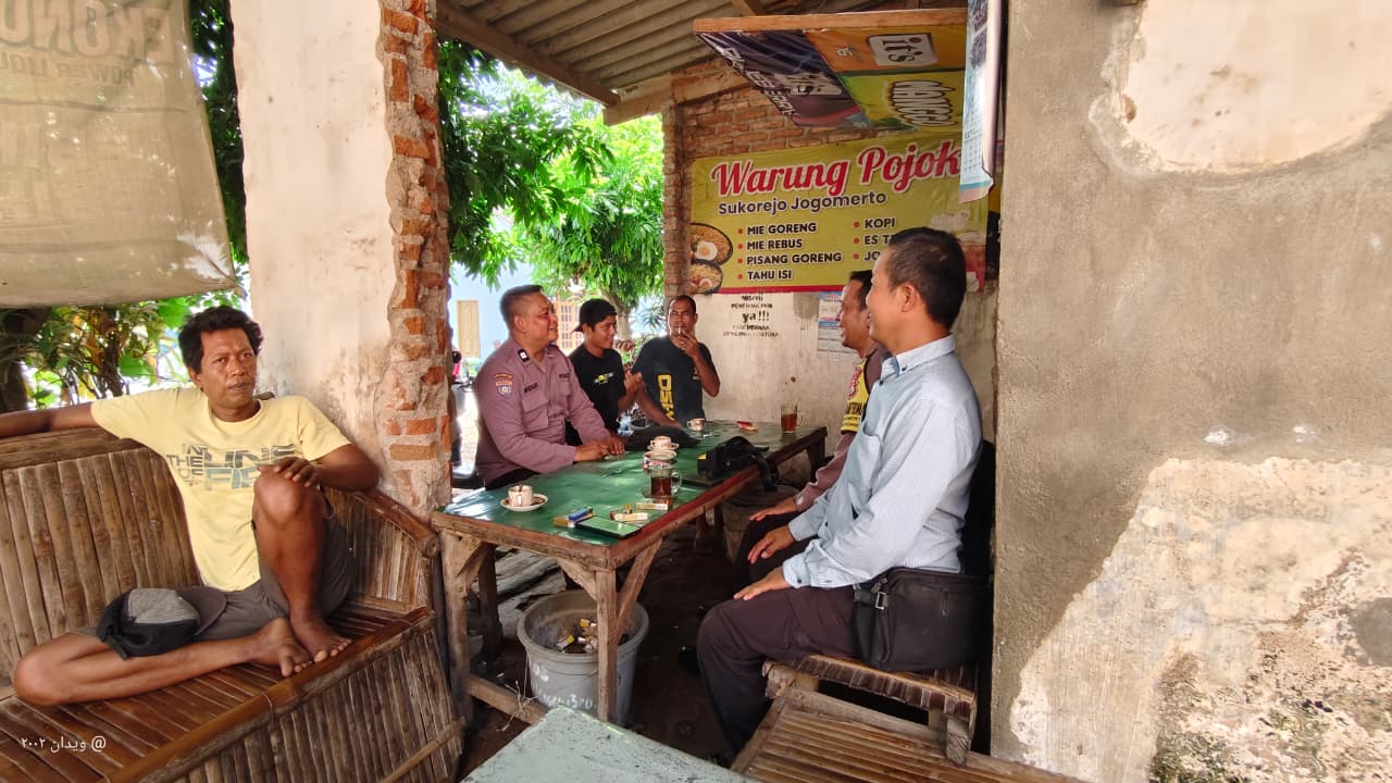 Patroli Dialogis Polsek Warujayeng di Warung Kopi Sukorejo, Ajak Warga Jaga Kamtibmas