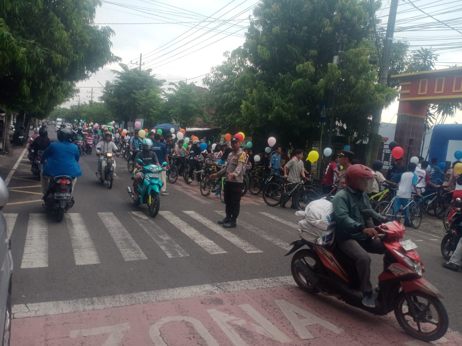 Polsek Nganjuk Kota Giat Pengawalan dan Pengamanan Sepeda Santai dalam Rangka Dies Natalis SMPN 3 Nganjuk