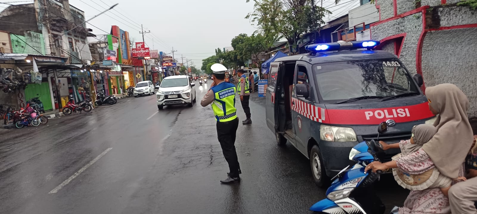 Polsek Warujayeng Hadir dan Berikan Pelayanan Masyarakat di Sore Hari