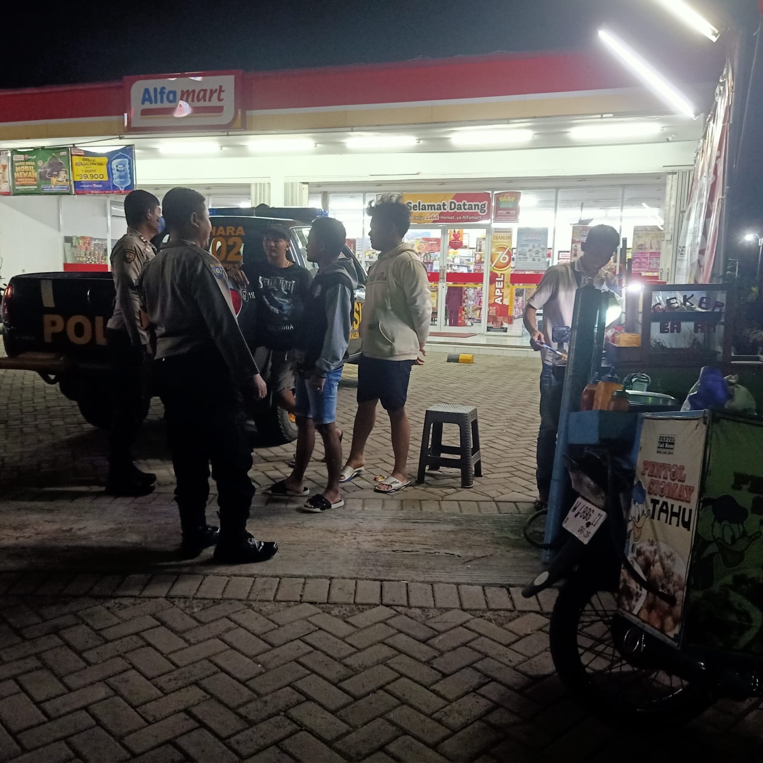 Polsek Jatikalen kegiatan Patroli Dialogis di depan sebuah minimarket Alfamart dengan pemuda