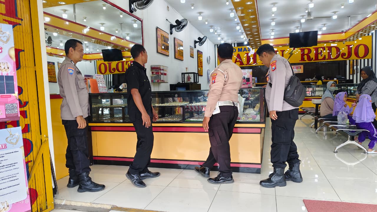 Patroli Rutin Polsek Warujayeng Sambangi Pertokoan di Jln. A. Yani Tanjunganom