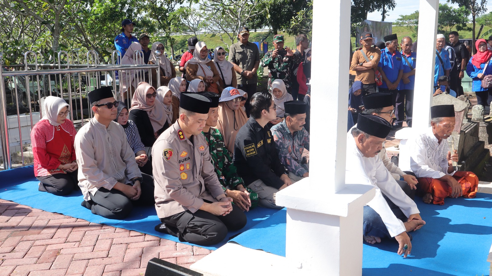 Peringatan Hari Buruh di Nganjuk Berlangsung Damai, Kapolres Hadiri Tabur Bunga dan Tasyakuran
