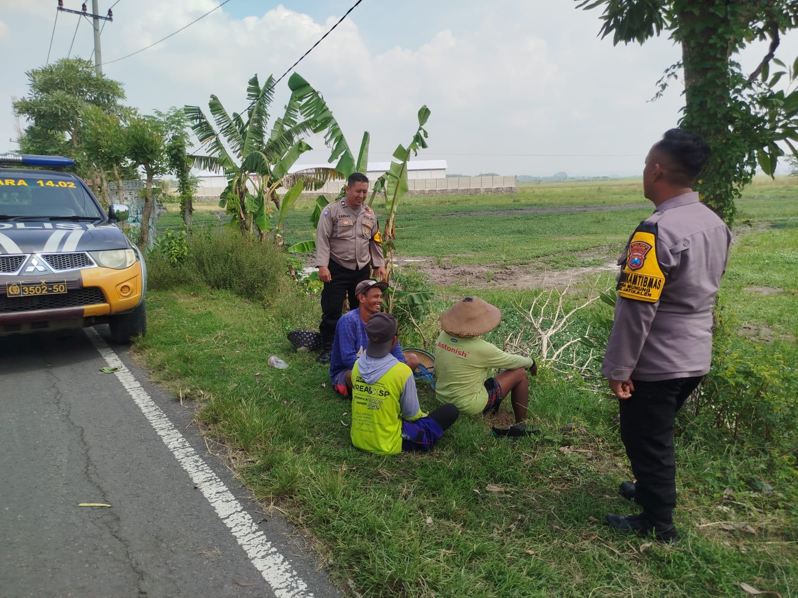 Anggota Polsek Jatikalen Patroli dan Curhat dengan Petani Desa Munung di pinggir jalan raya