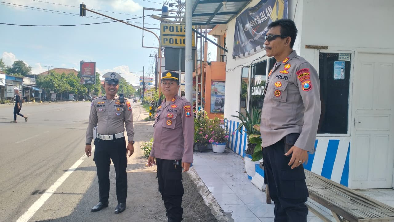 Jaga Keamanan dan Kenyamanan Pengguna Jalan, Polsek Warujayeng Gelar Patroli di Jalur Utama