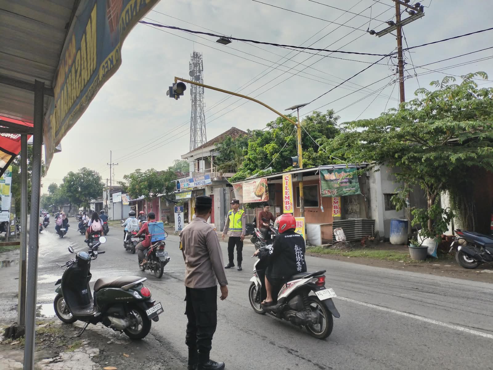 Giat Gaktur Pagi Polsek Kertosono Bantu Penyeberangan Masyarakat