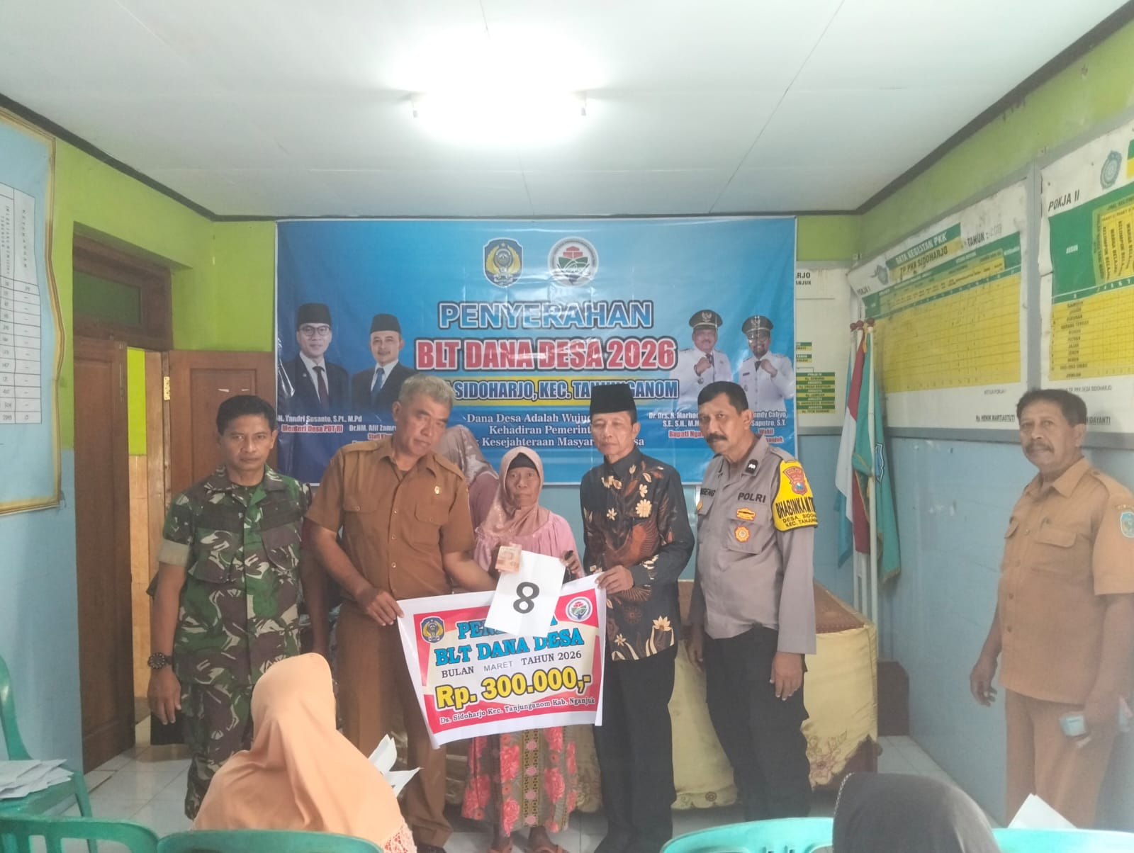 Bhabinkamtibmas Desa Sidoharjo Dampingi Pembagian BLT kepada Warganya
