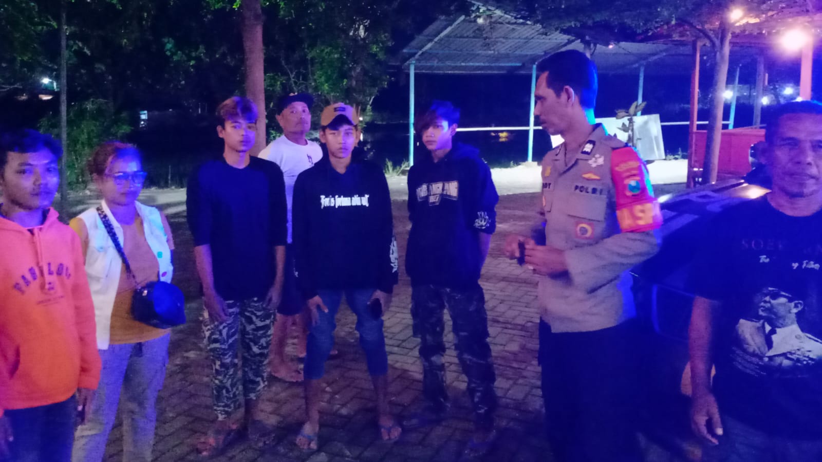 Patroli Dialogis, Anggota Polsek Jatikalen Sambangi Warga masyarakat Desa Munung di Malam Hari, Sampaikan Pesan Kamtibmas