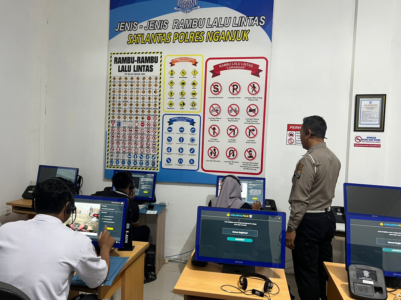 Sebelum Ujian Teori SIM, Pemohon Dikursus Kilat Dulu! Polantas Nganjuk Bekali Rambu dan Safety Riding