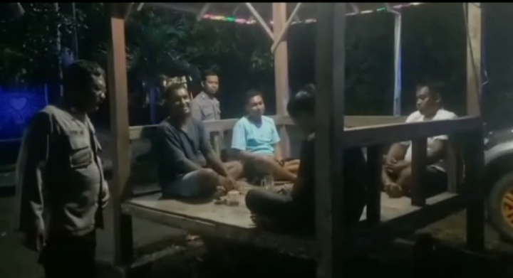 Lakukan Patroli Dialogis Malam Hari Polsek Jatikalen Sambangi Warga