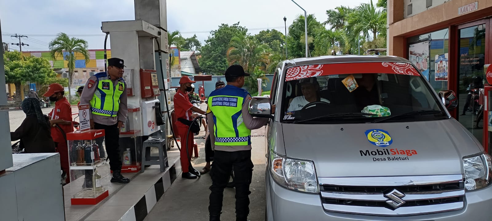 Patroli Harkamtibmas Polsek Warujayeng Sambangi SPBU Jetis