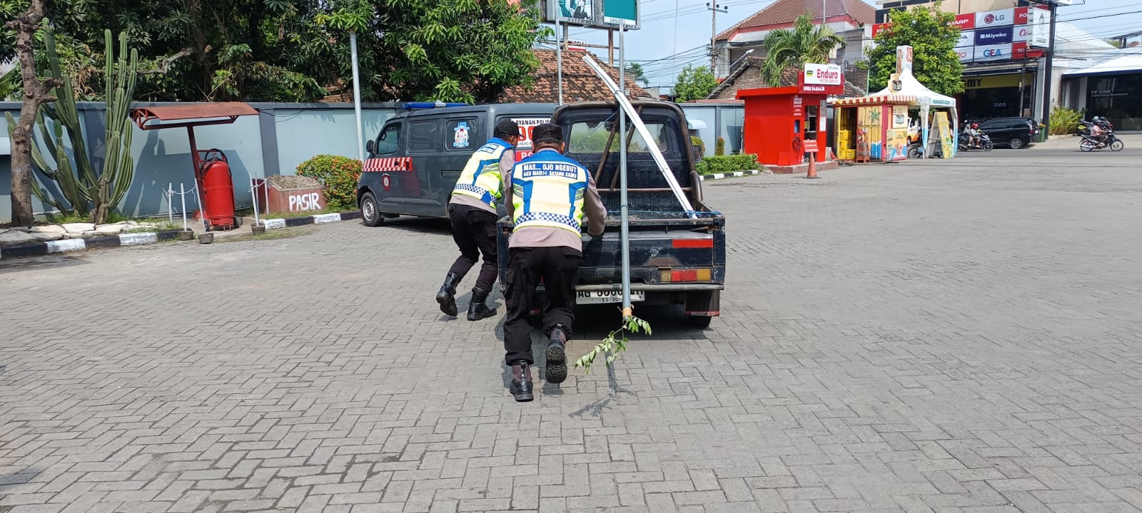 Aksi Simpatik Polisi di Warujayeng, Bantu Dorong Mobil Mogok Demi Kelancaran Antrean BBM