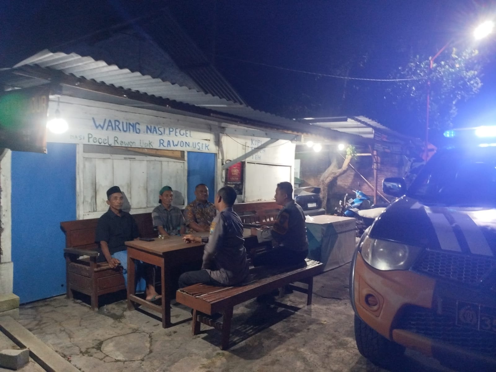 Patroli Dialogis Malam Hari, Polsek Jatikalen Jaga Kondusifitas Kamtibmas di Wilayah Hukum