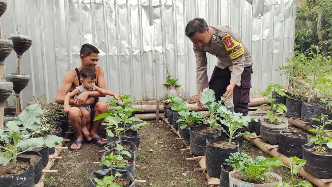 Sistem Polybag Jadi Solusi, Bhabinkamtibmas Kedungombo Pantau Pekarangan Sayur Warga