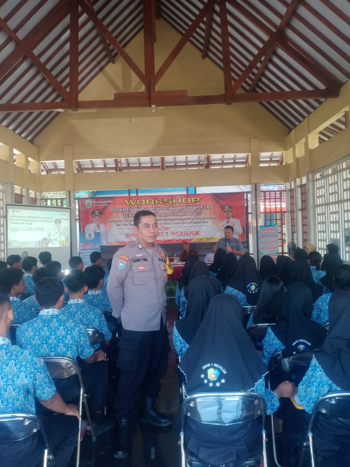 Bhabinkamtibmas Cangkringan Pantau Workshop Psikoedukasi Pencegahan Kekerasan Remaja di SMAN 1 Nganjuk