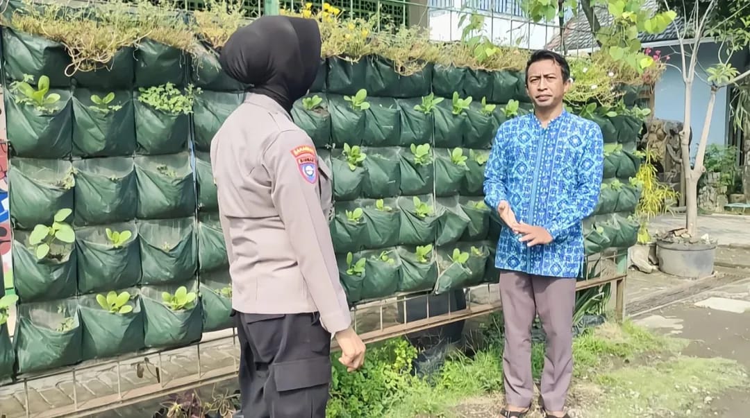 Urban Farming Kian Berkembang, Bhabinkamtibmas Tanjunganom Dorong Warga Manfaatkan Polybag dan Vertikultur
