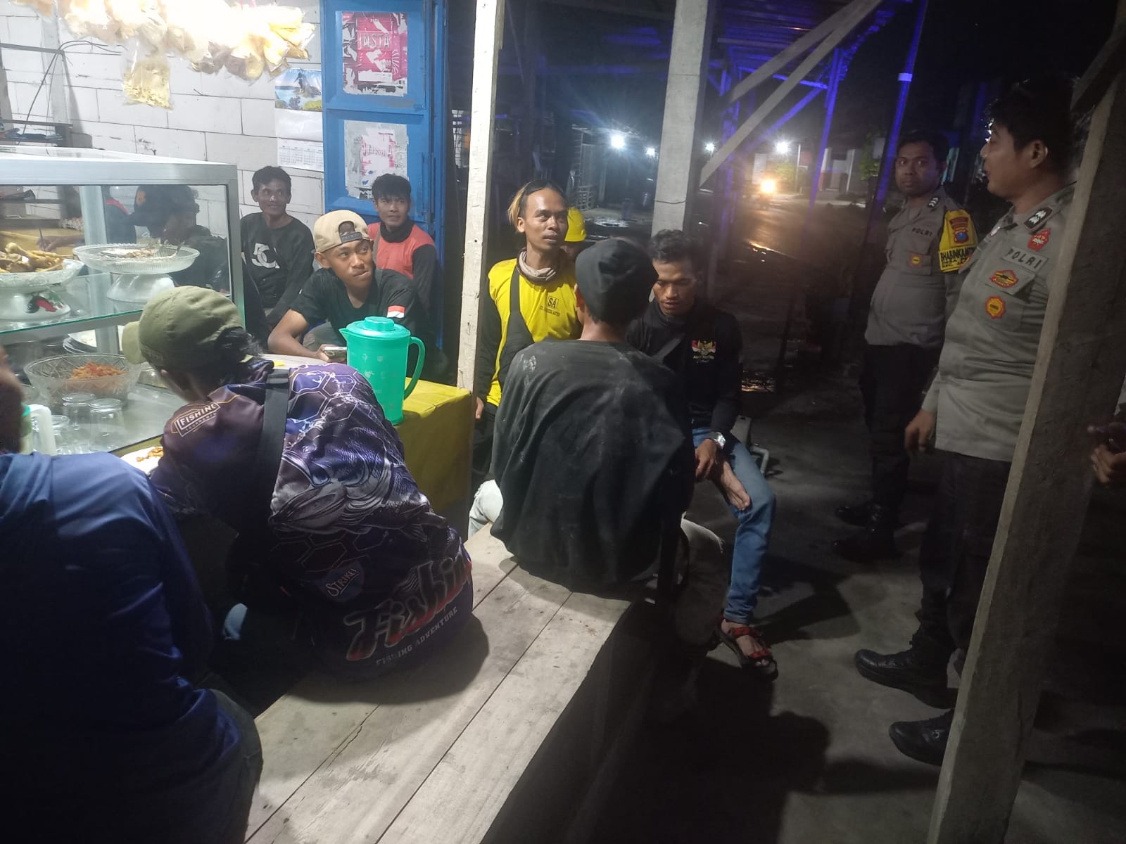Brikan Rasa Aman, Polsek Jatikalen Gelar Patroli dialogis dengan Warga di Desa Ngasem di Malam Hari 