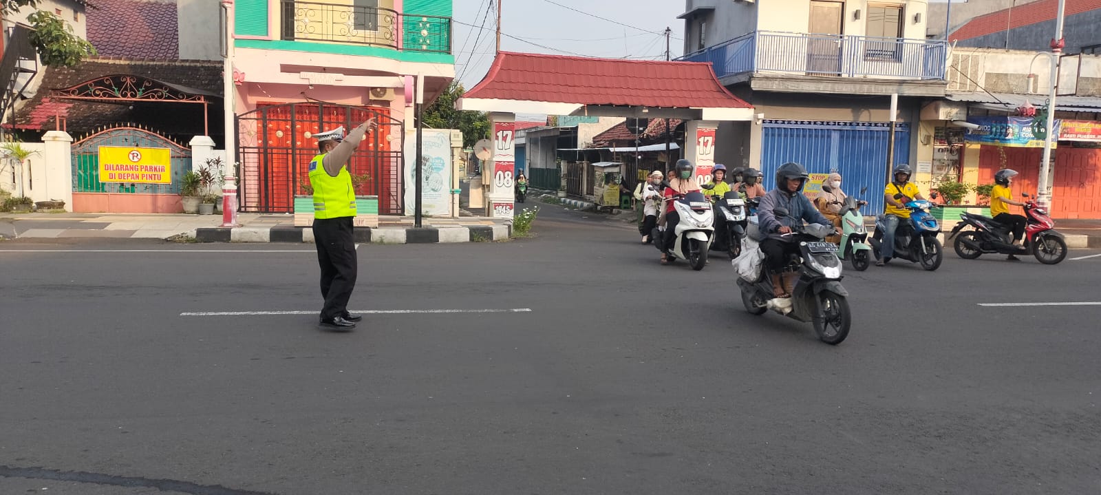 Polsek Nganjuk Kota Gelar Giat Gatur Pagi Demi Kelancaran Arus Lalu Lintas dan Keselamatan Pengguna Jalan