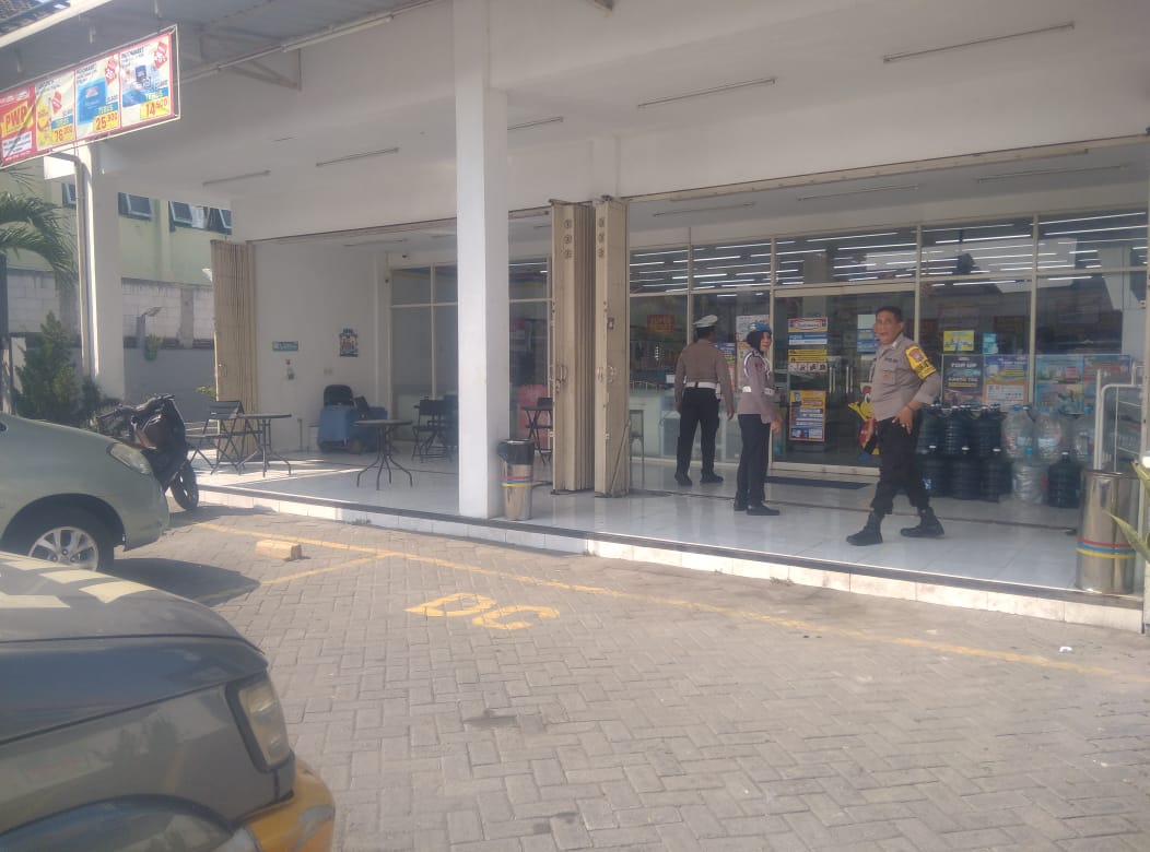 Cegah Curanmor, Patroli Samapta Polsek Kertosono Berikan Himbauan Kamtibmas Saat Patroli Toko Swalayan