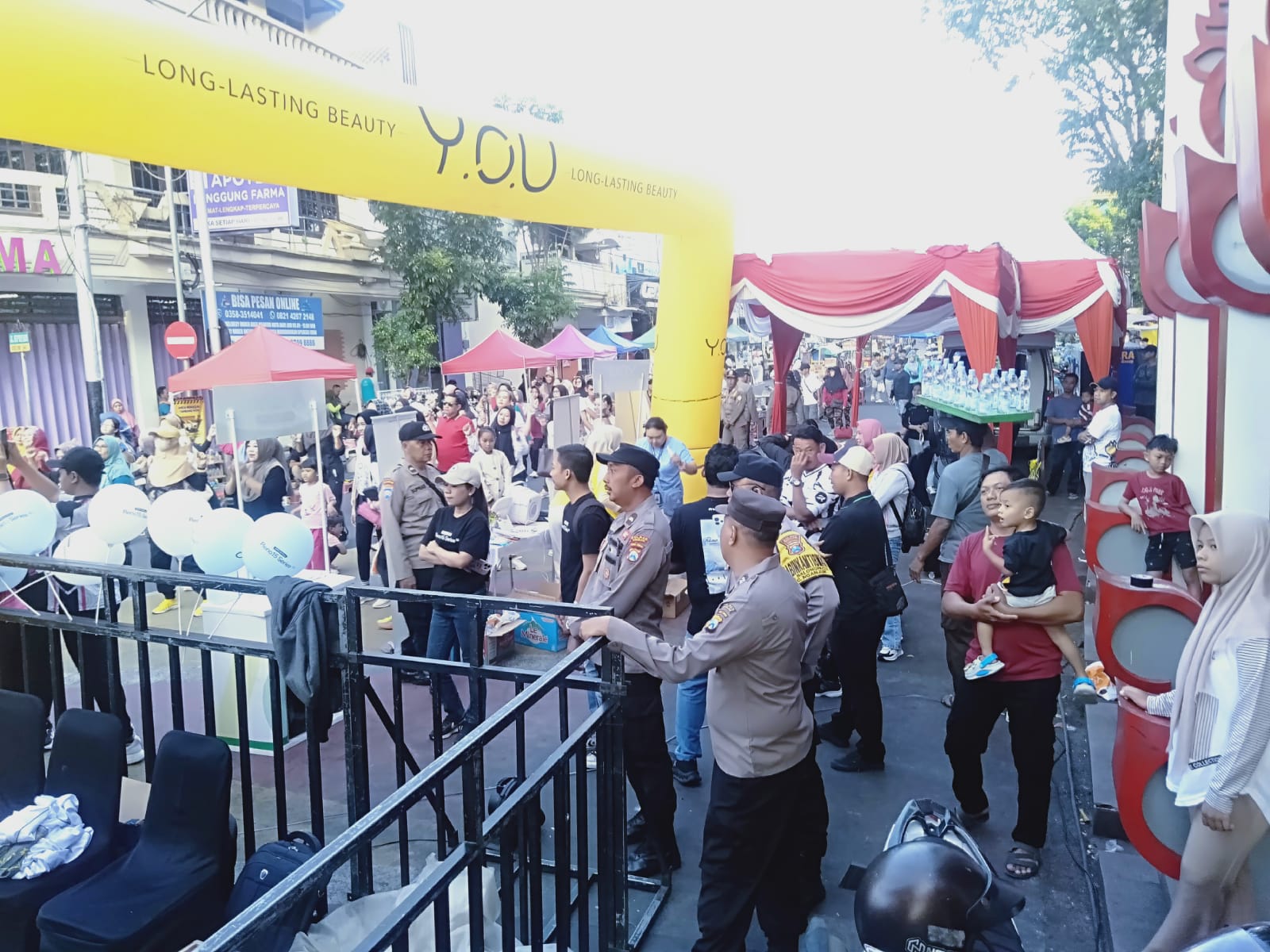 Personel Gabungan Polres Nganjuk dan Polsek Nganjuk Kota Amankan Giat Fun Walk Peringatan Hari Buruh Internasional