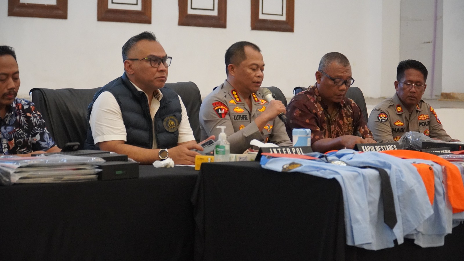 Polrestabes Surabaya Bongkar Markas Scaming Jaringan Internasional 44 Orang Diamankan
