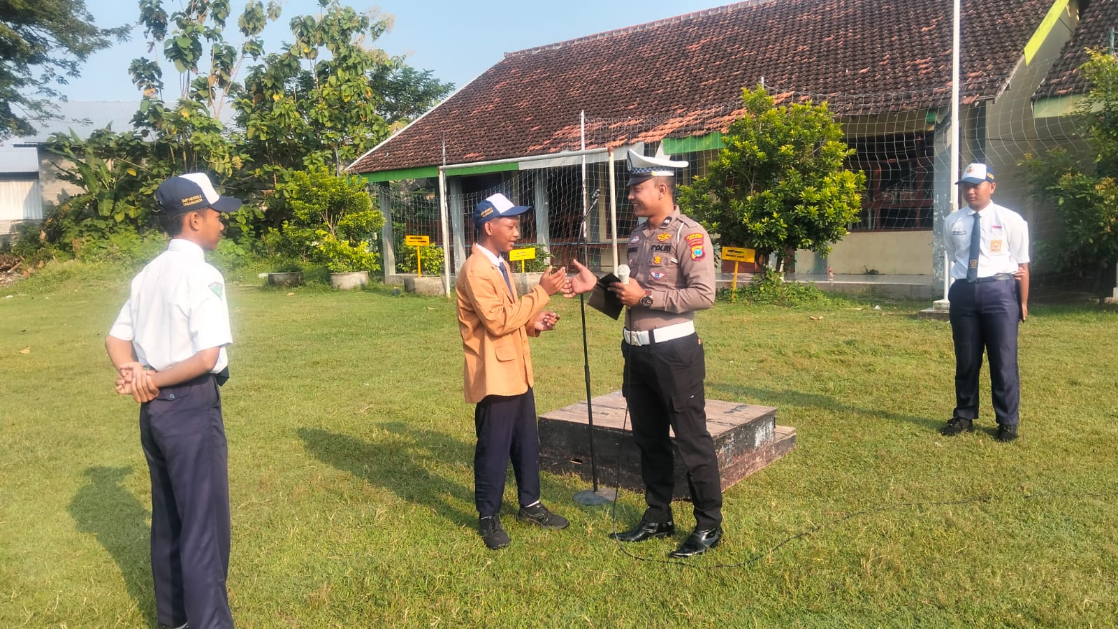 Jadi Pembina Upacara di SMPN 2 Tanjunganom, Panit Lantas Polsek Warujayeng Tanamkan Disiplin dan Taat Lalu Lintas