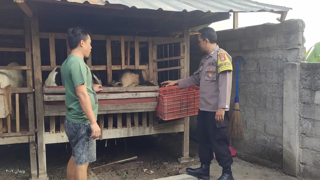 Jelang Iduladha, Bhabinkamtibmas Jogomerto Pantau Kesehatan Kambing Warga