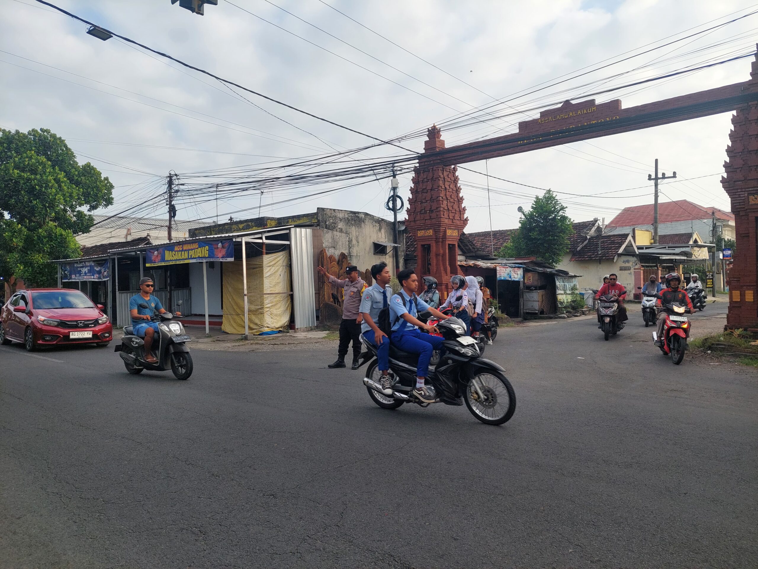 Giat Gaktur Pagi Polsek Kertosono Bantu Penyeberangan Masyarakat