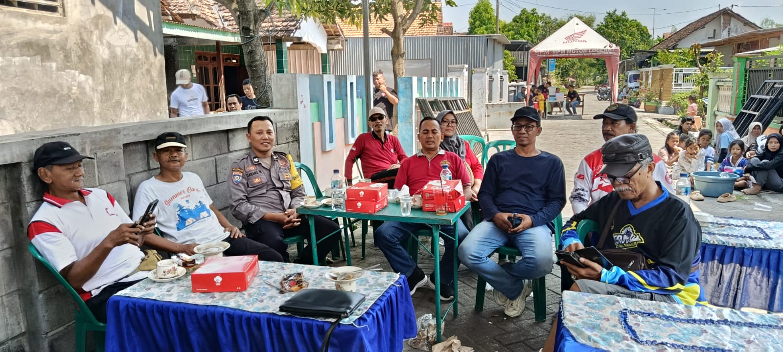 Sinergi Bhabinkamtibmas dan Babinsa Kelurahan Werungotok Amankan Giat Elektune Bersih Dusun Lingkungan Babatan