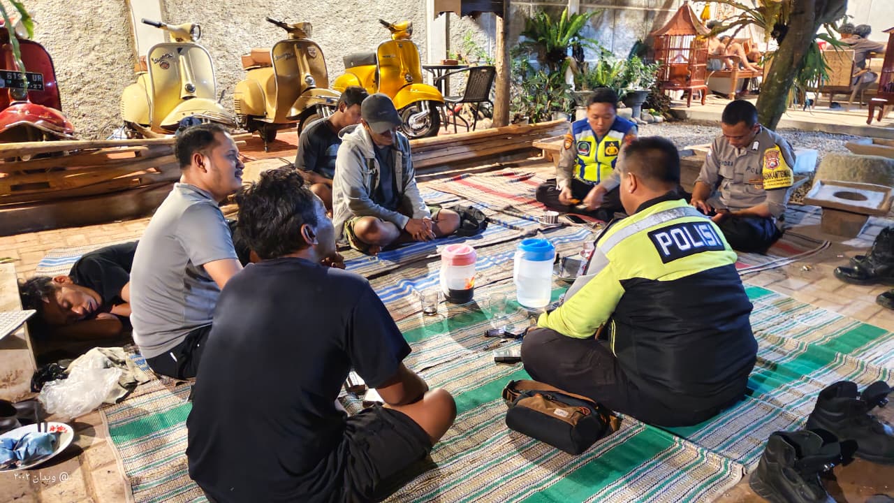 Patroli Malam, Personel Polsek Warujayeng Sambangi Warga Sidoharjo dan Sampaikan Pesan Kamtibmas dengan Humanis