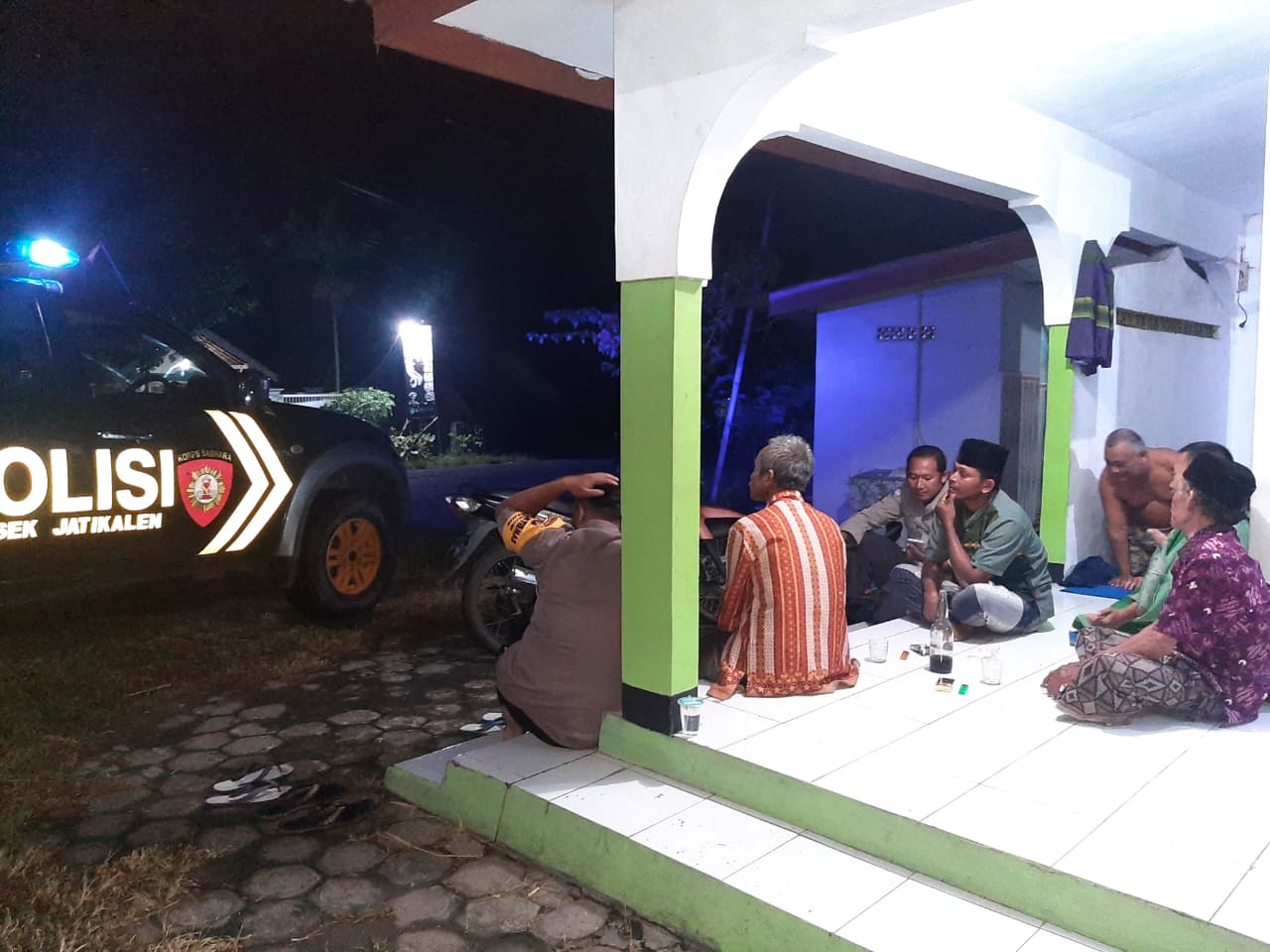 Brikan Rasa Aman, Polsek Jatikalen Gelar Patroli dialogis dengan Warga di Desa Dlururejo di Malam Hari. 