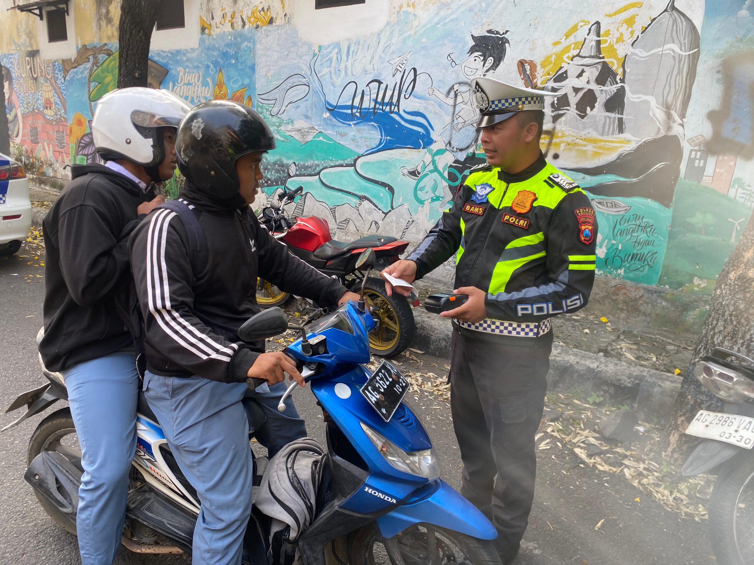 Masih Nekat Lawan Arus Meski Sudah Diperingatkan, Pengendara di SP4 Sate Ditindak ETLE Handheld
