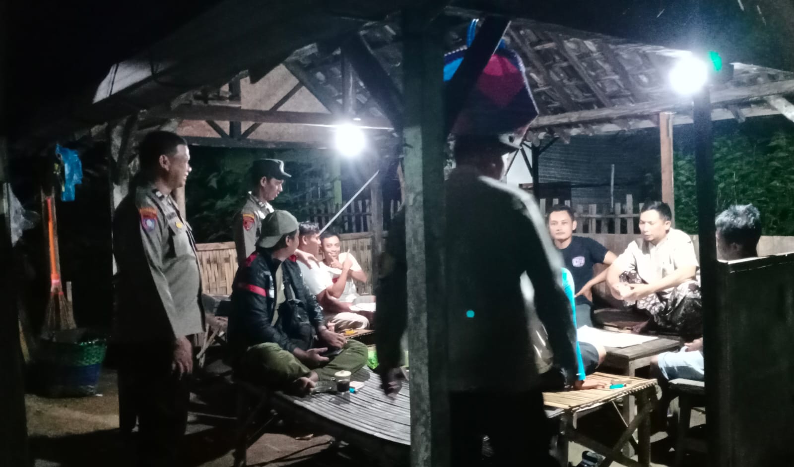 Polsek Jatikalen Patroli Dialogis Di Pos Kamling Jalin Silaturahmi Dengan Warga Masyarakat Jaga Kamtibmas