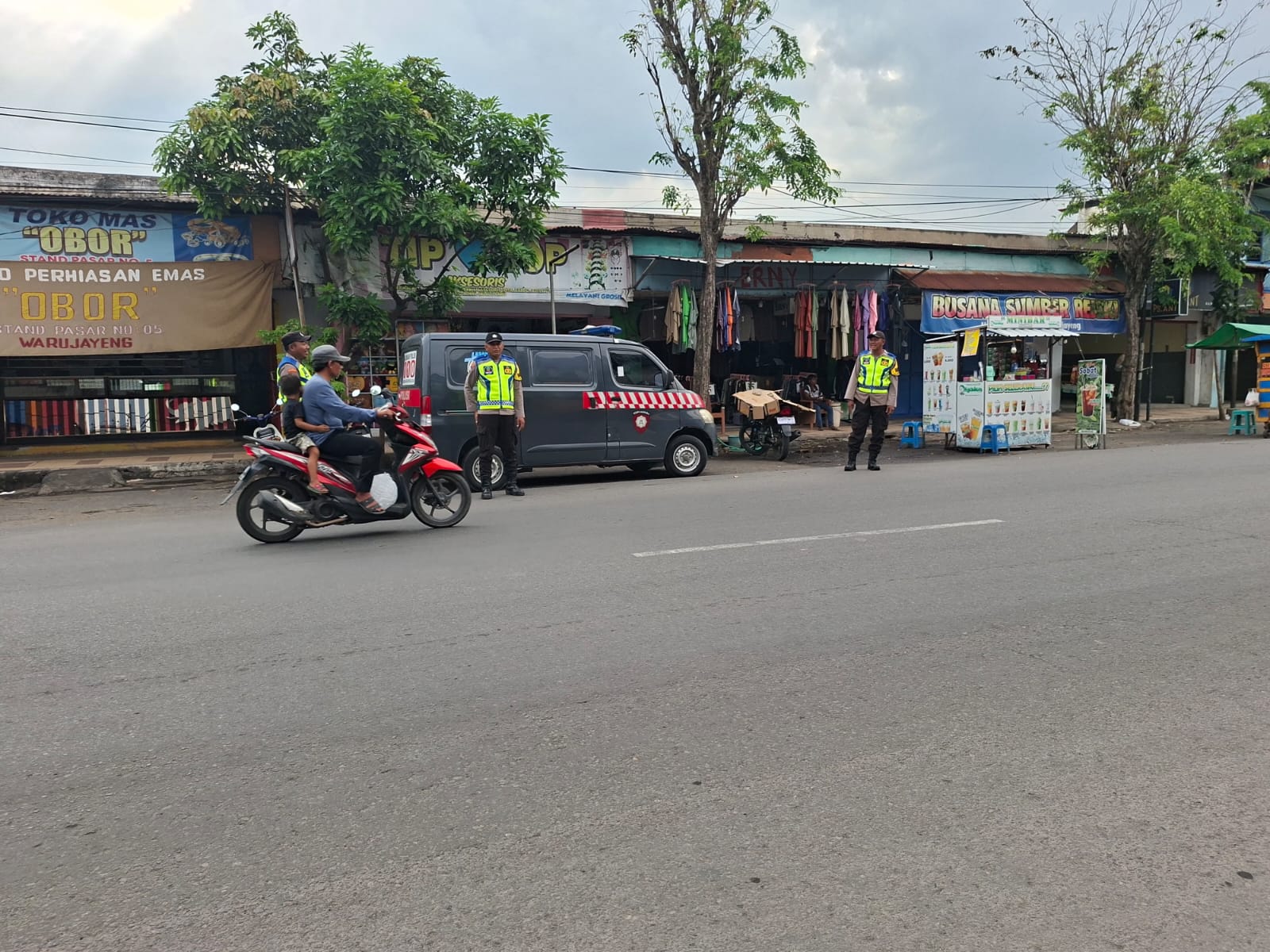Patroli Kewilayahan Polsek Warujayeng, Wujudkan Situasi Aman dan Kondusif di Kawasan Pasar Warujayeng