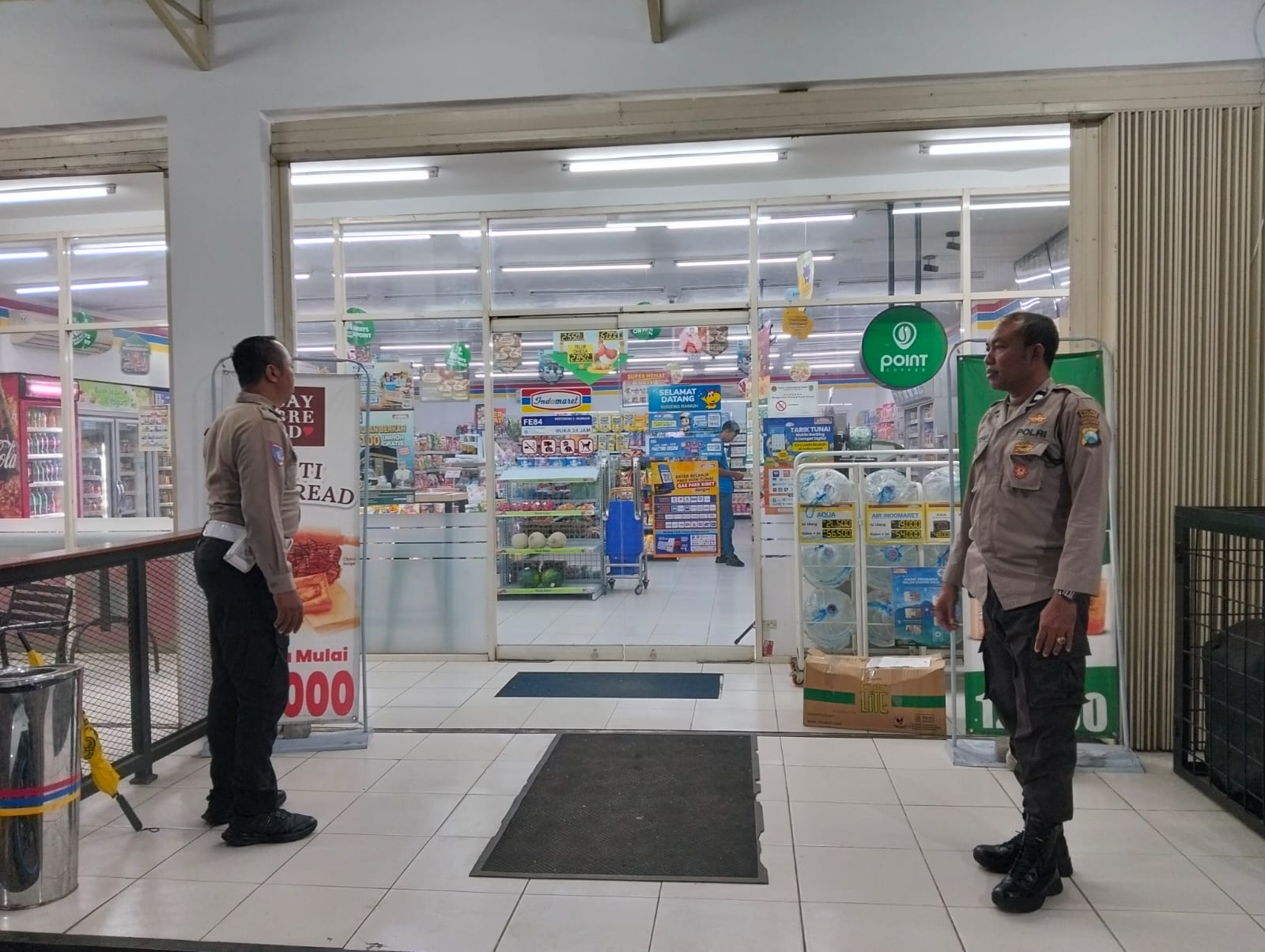 Cegah Curanmor, Patroli Samapta Polsek Kertosono Berikan Himbauan Kamtibmas Saat Patroli Toko Swalayan