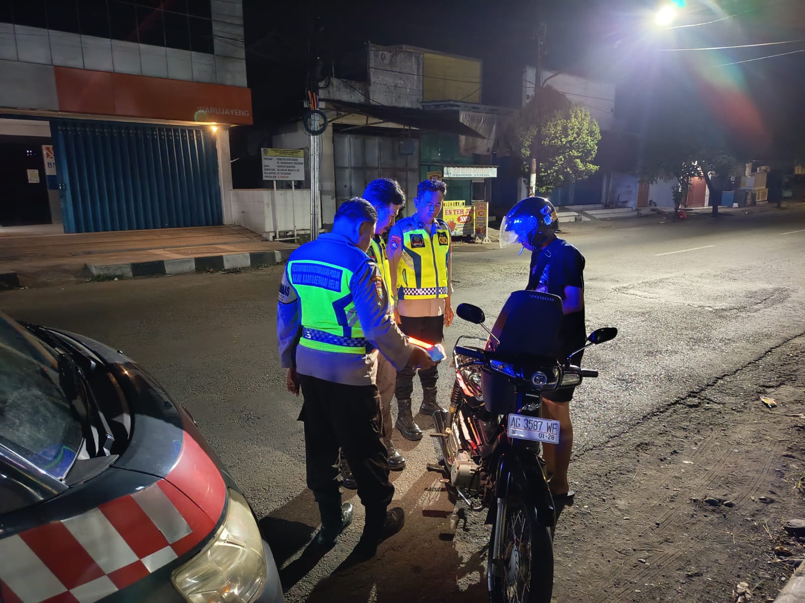 Cegah Balap Liar, Polsek Warujayeng Gelar Razia SREG di Depan Mako