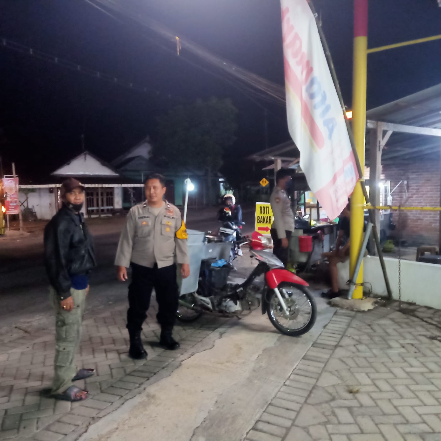 Brikan Rasa Aman, Polsek Jatikalen Gelar Patroli dialogis dengan Warga di Desa Ngasem di Malam Hari