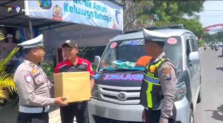 Polantas Menyapa, Satlantas Nganjuk Bagikan Bansos untuk SUPELTAS hingga Penjaga Palang Kereta