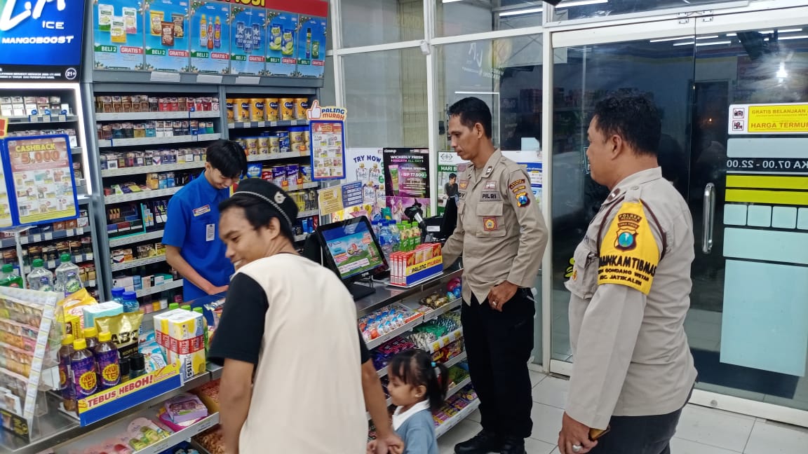 Patroli Indomaret, Personil Polsek Jatikalen Berikan Himbauan dan Pesan Kamtibmas kepada Warga dan Karyawan Indomaret di Malam Hari
