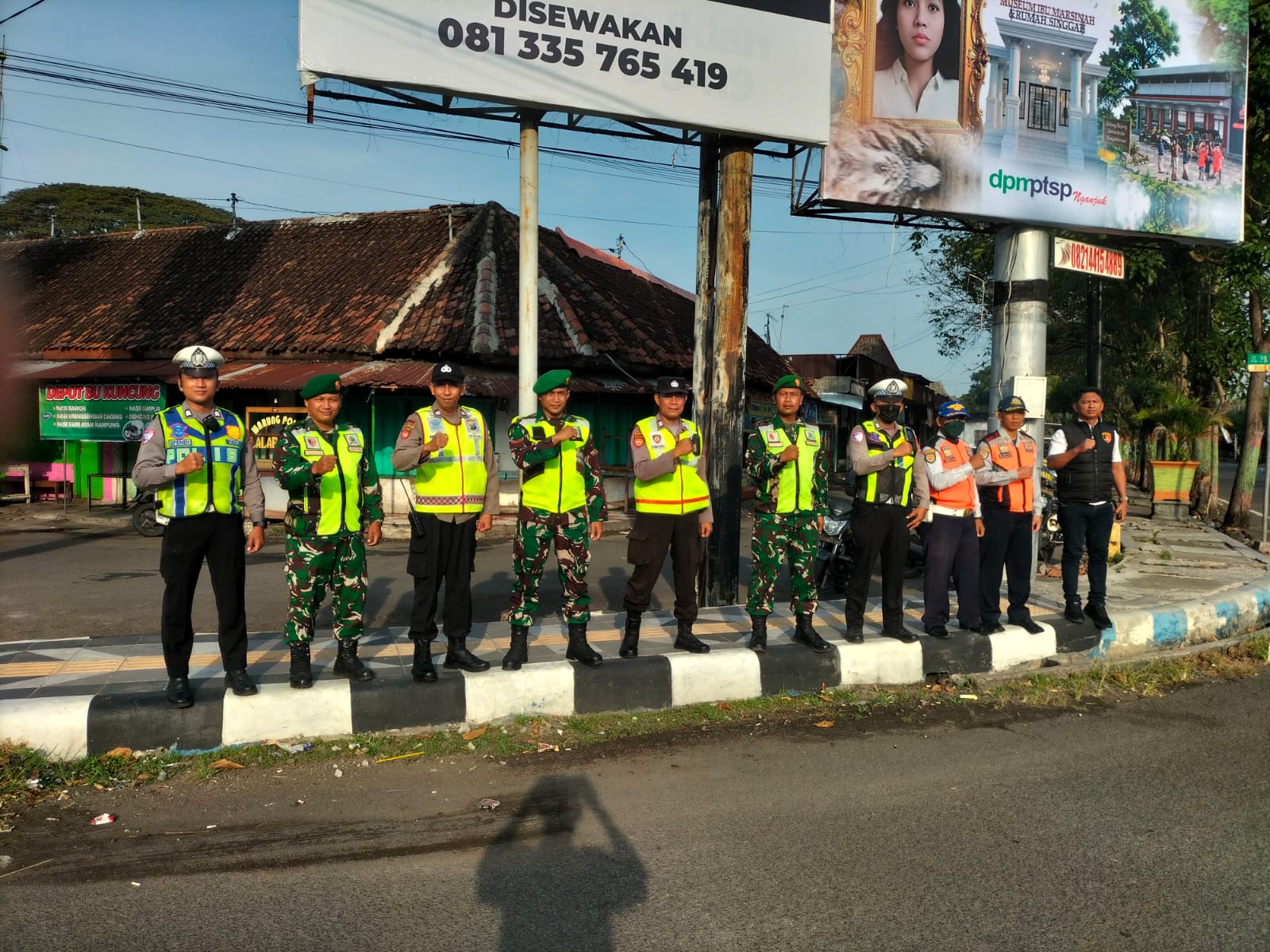 Personel Polsek Nganjuk Kota All Out Amankan Jalur Kedatangan Presiden RI di Wilayah Kabupaten Nganjuk
