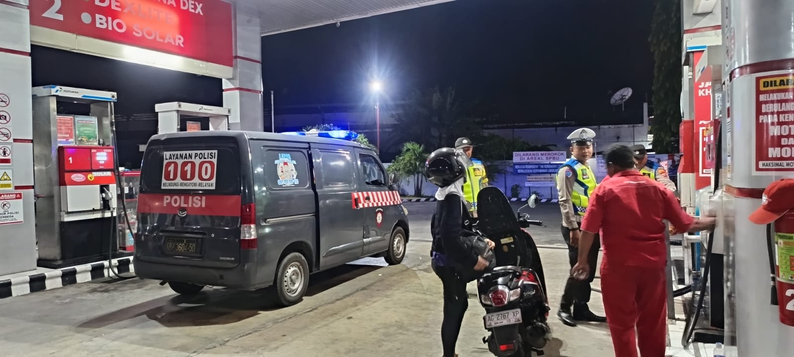 Patroli Malam Polsek Warujayeng Sambangi SPBU Jetis