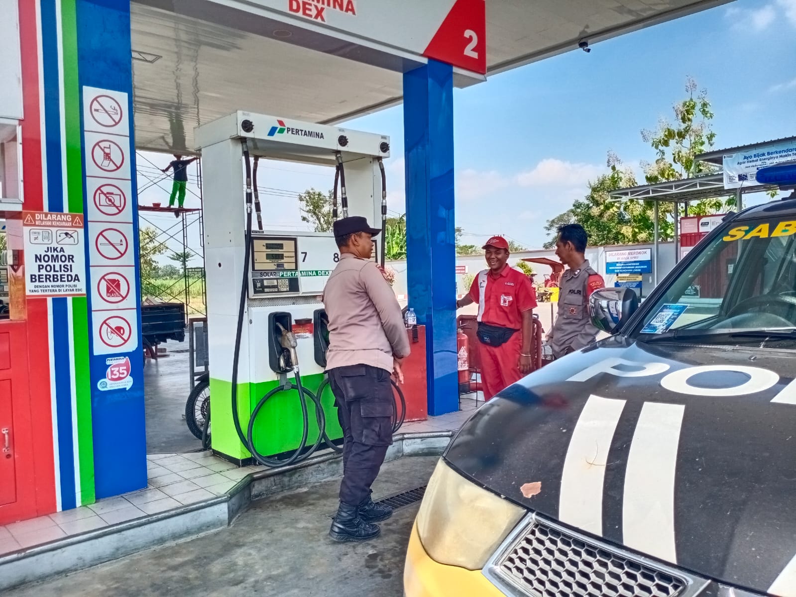 Cek Stok BBM, Patroli Polsek Jatikalen Sampaikan Himbauan Kamtibmas 
