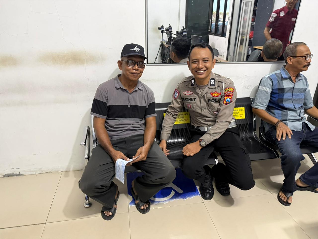 Polantas Menyapa, Manula Pemohon SIM di Nganjuk Dapat Pendampingan Khusus dan Edukasi Keselamatan