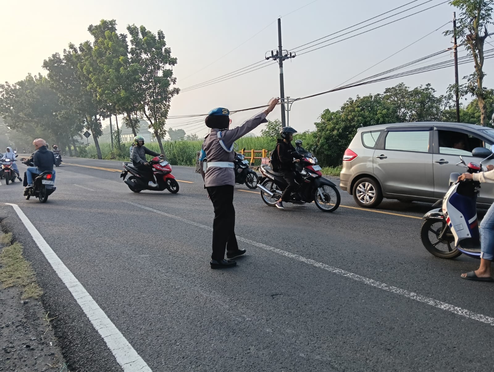 Giat Gaktur Pagi Polsek Kertosono Bantu Penyeberangan Masyarakat