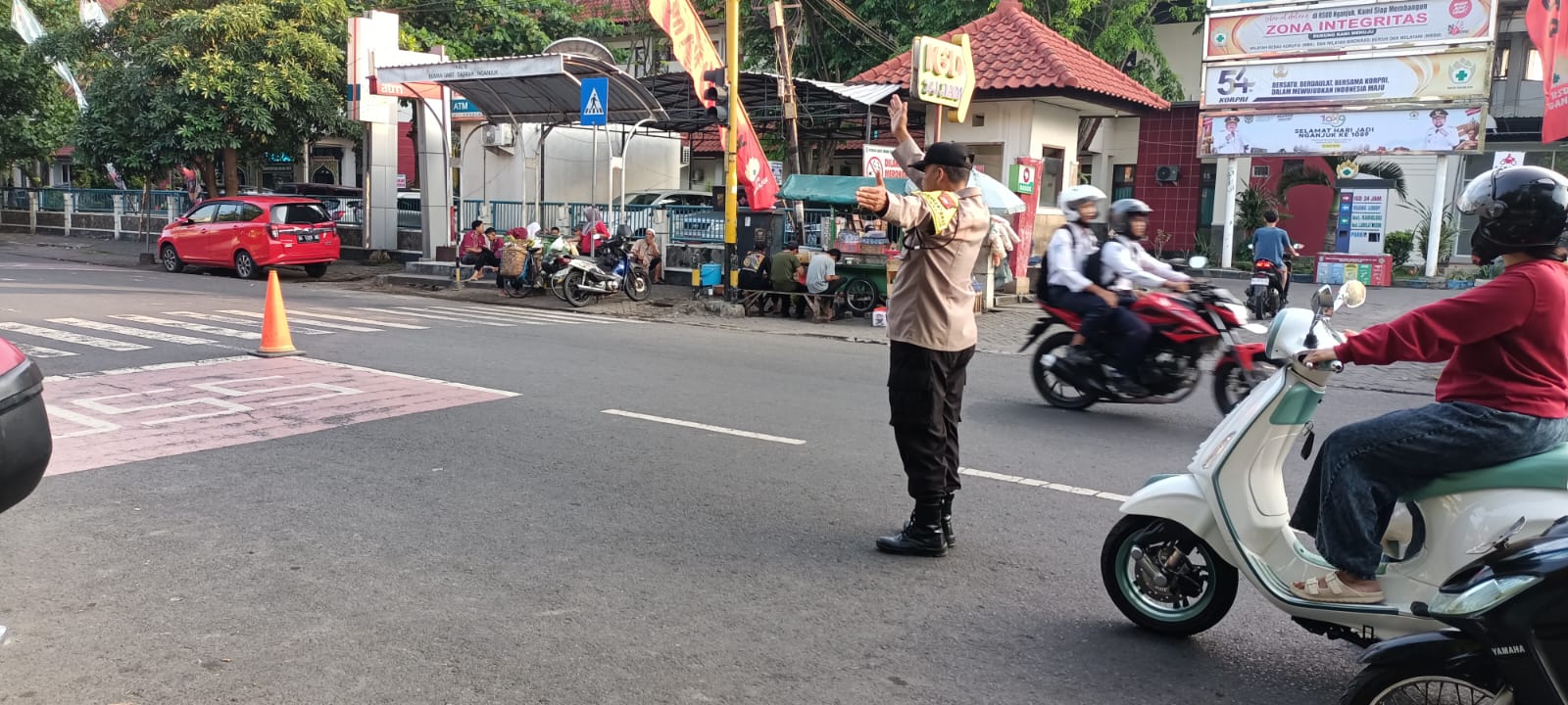 Giat Penampilan Pagi, Polsek Nganjuk Kota Terjunkan Personel Bantu Penyebrangan Warga Masyarakat yang Beraktivitas di Pagi Hari