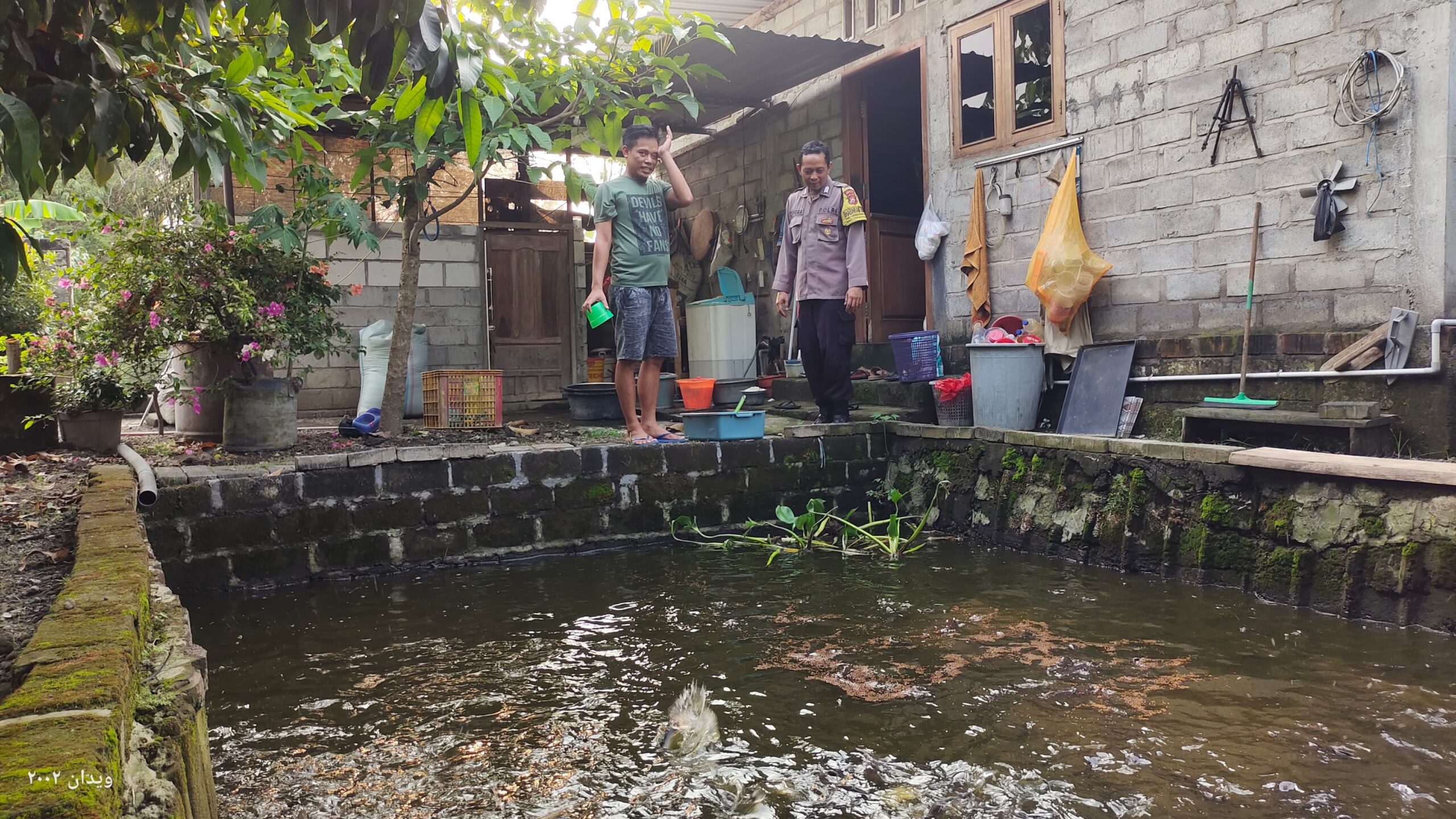Bhabinkamtibmas Jogomerto Dukung Pemanfaatan Lahan P2B untuk Ketahanan Pangan Warga