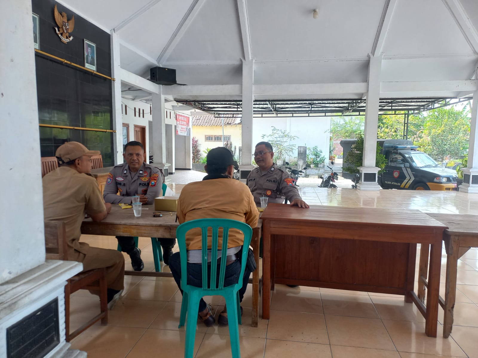 Kanit binmas Polsek Jatikalen Polres Nganjuk melaksanakan sambang Ke Kantor Desa lumpang kuwek