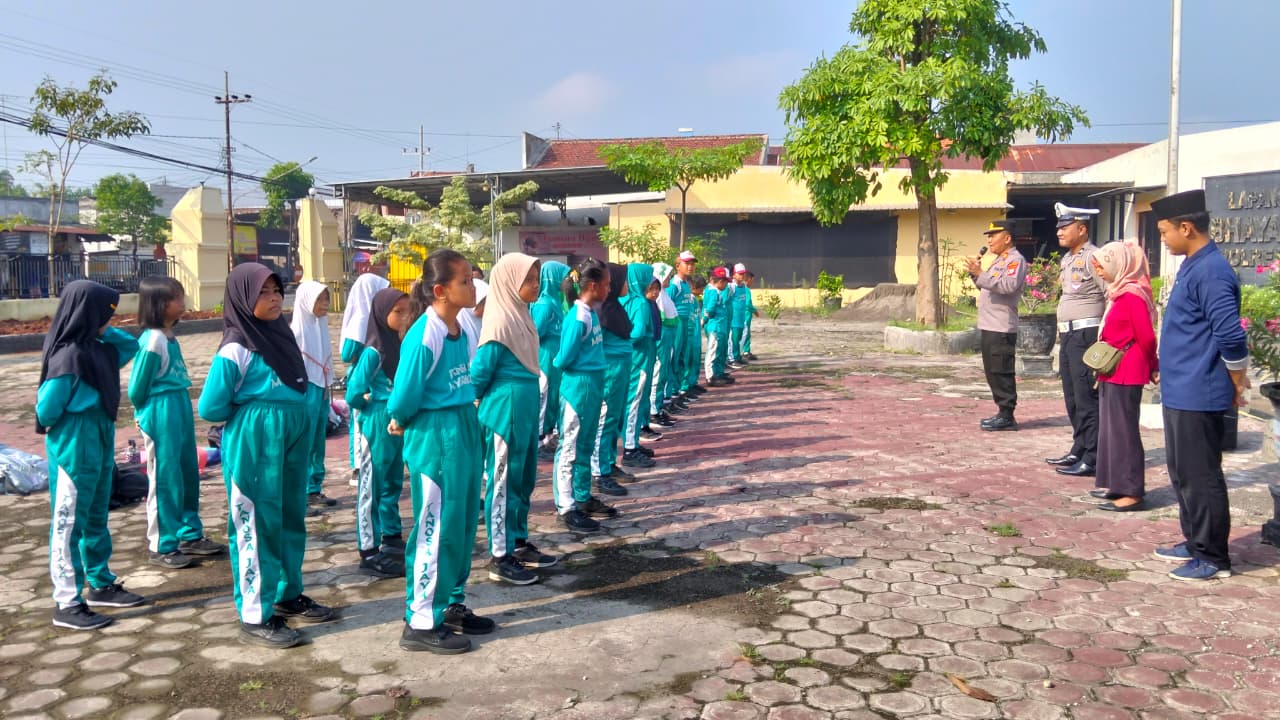 Polsek Warujayeng Terima Kunjungan Siswa SDN 1 Tanjunganom, Kenalkan Tugas Polisi Sejak Dini