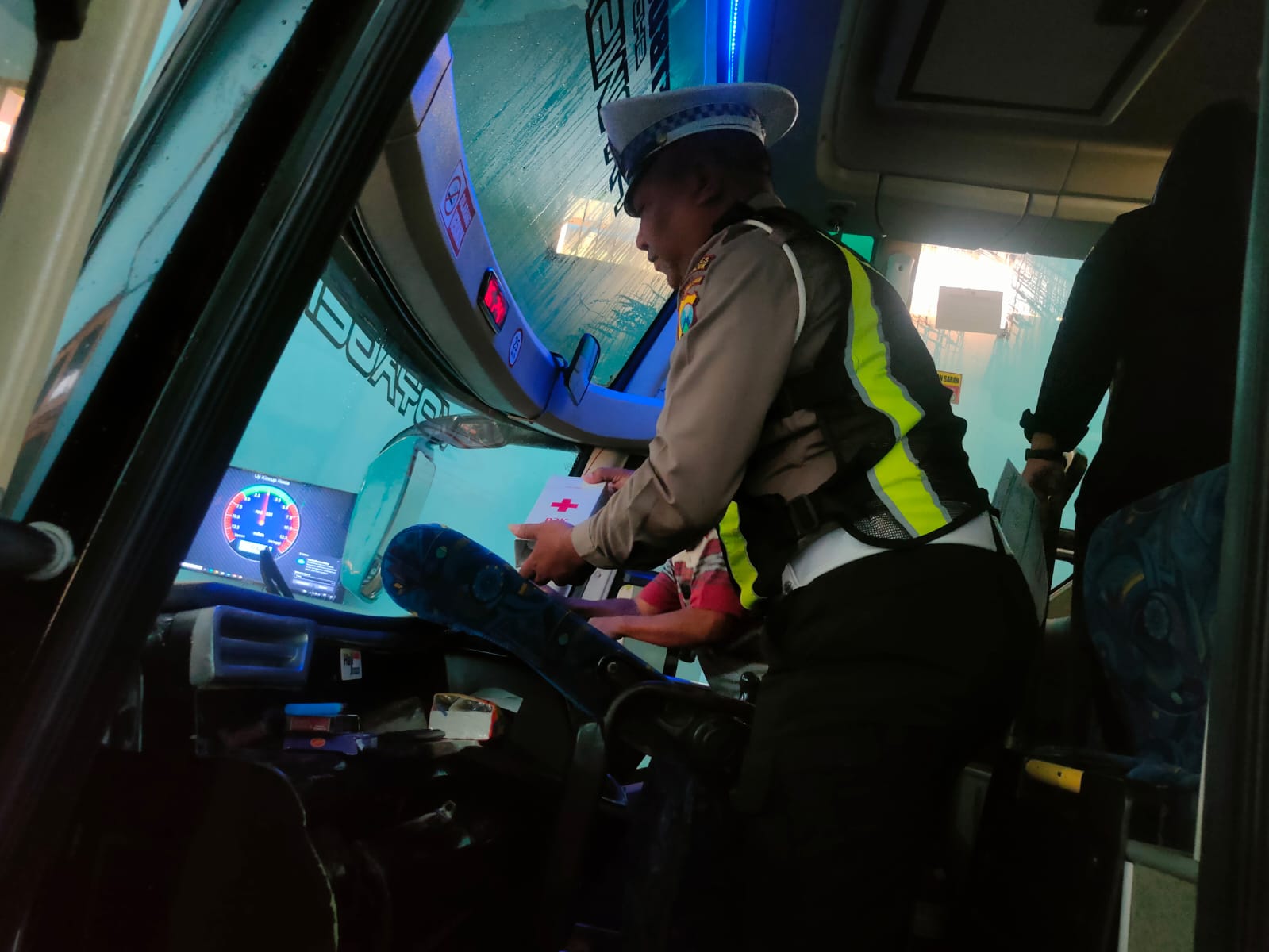 Tak Ingin Ambil Risiko, Polres Nganjuk Pastikan Bus Jemaah Haji Laik Jalan